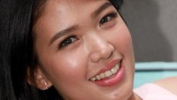 Make-up di wajahnya tampak natural. Pool/Gus Mun/detikFoto.