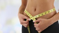 Percaya atau tidak, lingkar pinggang yang membesar bisa jadi pertanda bahwa tubuh kekurangan cairan. Ahli kesehatan menyarankan kepada orang yang menerapkan diet untuk memperbanyak minum karena bisa menurunkan berat badan. Foto: thinkstock
