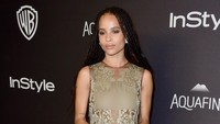 Anting dan cincin berlian melengkapi gayanya. Jason Merritt/Getty Images for InStyle/detikFoto.