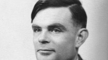 Alan Turing: Di 1939, sekutu berjuang lawan Jerman di PD II. Mereka coba memecahkan Mesin Enigma, perangkat yang digunakan oleh Jerman untuk mengirimkan informasi rahasia. Jadi, orang Inggris minta bantuan ke Alan Turing, bintang baru di bidang matematika dan sains. Berdasarkan keberhasilan para ilmuwan Polandia, tim Turing mengembangkan Bombe, sebuah perangkat besar yang meniru Mesin Enigma dan memungkinkan sekutu untuk mencegat pesan-pesan Jerman, sehingga akhirnya menyebabkan kekalahan mereka. Diperkirakan tanpa kerja Turing, perang bisa berlangsung lebih lama dan mengakibatkan jutaan korban jiwa. Namun alih-alih dirayakan, Turing malah divonis bersalah sebagai gay dan dipaksa mengonsumsi bahan kimia. Dia bunuh diri tahun 1954 pada usia 41 tahun. Foto: Wikipedia
