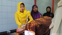 Kesedihan nampak dari keluarga terutama sang istri.