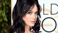 Ia memoles bibirnya dengan lipstik yang juga berwarna pink. Jason Merritt/Getty Images/detikFoto.