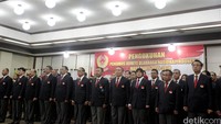 Pihaknya berusaha memfasilitasi keinginan atlet terkait pelatih asing. Menurutnya, sejauh ini KONI Pusat telah melakukan kerja sama dengan pihak Korea Selatan terkait penyediaan pelatih di sejumlah cabang olahraga.