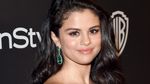 Cantiknya Selena Gomez Dibalut Dress Putih