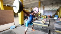 Atlet pelatnas angkat besi yang dipersiapkan untuk Olimpiade 2016 melakukan persiapan dengan terus berlatih.