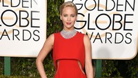 Bintang film Joy itu kembali memilih dress dari Dior. Jason Merritt/Getty Images/detikFoto.