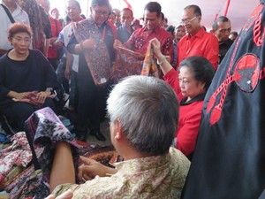 Saat Mentan Temani Mega dan Susi Belanja di Rakernas PDIP