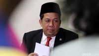 Wakil Ketua DPR dari Fraksi Partai Keadilan Sejahtera (PKS), Fahri Hamzah memberikan keterangan pers di Kompleks Parlemen, Senayan, Jakarta, Senin (11/1/2016). Lamhot Aritonang/detikFoto.