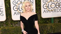Lady Gaga kenakan gaun hitam dari Versace. Jason Merritt/Getty Images/detikFoto.