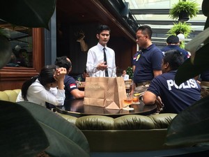 Polisi Reka Ulang Proses Reaksi Kopi Beracun Mirna di Kafe Olivier