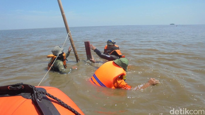 Satpol PP Cabuti Patok Liar di Pantai Timur Surabaya