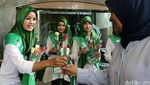 Kader Cantik PPP Bagikan Bunga di Kemenkum HAM