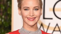 Ia memadukan dress merahnya dengan kalung silver. Jason Merritt/Getty Images/detikFoto.