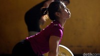 Seorang atlet yang dipersiapkan untuk Olimpiade 2016 berusaha mengangkat beban saat menjalani latihan.
