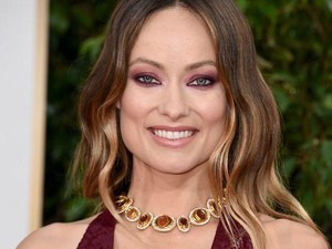 8 Seleb yang Tampil Bersinar di Golden Globes dengan Lipstik Nude Metalik