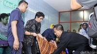 Komedian yang tergabung dalam grup Patrio tersebut terlihat membantu menutupi dengan kain jenazah sebelum dibawa ke rumah duka. Pool/NOEL/detikFoto.