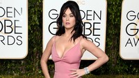 Pelantun Dark Horse itu tampil dalam balutan dress pink dari Prada. Jason Merritt/Getty Images/detikFoto.