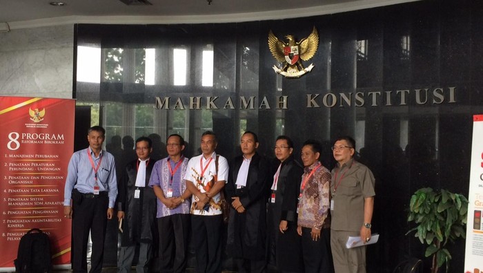 Sengketa Pilkada dan Ritual Foto di Depan Ruang Sidang MK