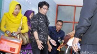 Parto menemani Budi Anduk bersama istrinya, Neneng Nurhayati yang mengenakan baju kuning. Pool/Noel/detikFoto.
