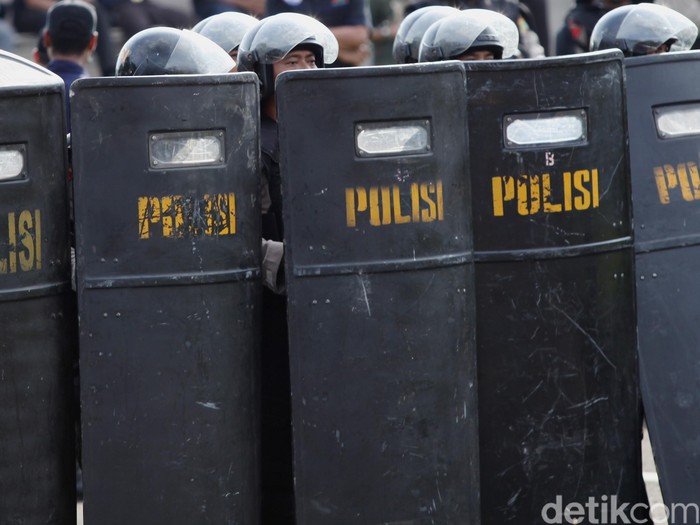 Barikade polisi menggunakan  tameng. dikhy sasra/ilustrasi/detikfoto