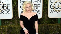 Gelang dan anting berlian membuat penampilannya semakin glamor. Jason Merritt/Getty Images/detikFoto.