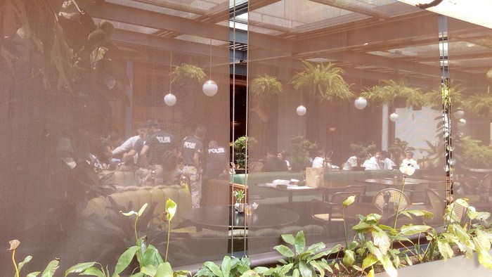 Prarekonstruksi Kasus Mirna, Kafe Olivier Ditutup Tirai Transparan