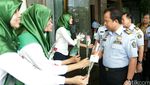 Kader Cantik PPP Bagikan Bunga di Kemenkum HAM