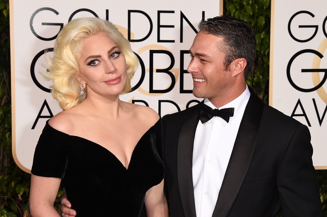 Walau sempat bertunangan, sayangnya hubungan Lady Gaga dan Taylor Kinney harus kandas pada Juli 2016. Walau demikian dalam film dokumenter “Chicago Fire”, Lady Gaga memaparkan kalau mereka masih saling mencintai dan akan tetap menjadi teman baik. Foto: Jason Merritt/Getty Images