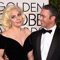 Walau sempat bertunangan, sayangnya hubungan Lady Gaga dan Taylor Kinney harus kandas pada Juli 2016. Walau demikian dalam film dokumenter “Chicago Fire”, Lady Gaga memaparkan kalau mereka masih saling mencintai dan akan tetap menjadi teman baik. Foto: Jason Merritt/Getty Images