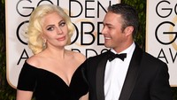 Pada kesempatan itu, Gaga hadir bersama tunangannya, Taylor Kinney. Jason Merritt/Getty Images/detikFoto.