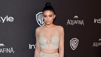 Kylie mengenakan gaun crop top bernuansa krem transparan yang bertaburan kristal. Jason Merritt/Getty Images for InStyle/detikFoto.