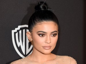 Bukan Filler, Kylie Jenner Ungkap Rahasia di Balik Bibir Tebalnya