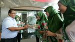 Kader Cantik PPP Bagikan Bunga di Kemenkum HAM