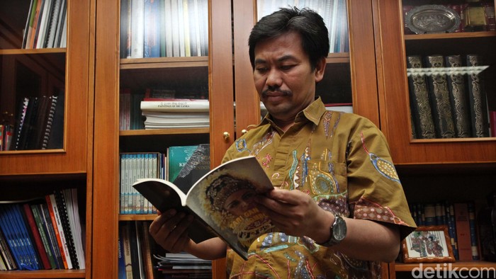 Guru Besar Ilmu Politik Universitas Airlangga Kacung Marijan. Ia sempat menjabat sebagai Direktur Jenderal Kebudayaan Kemendikbud sebelum digantikan oleh Hilmar Farid.