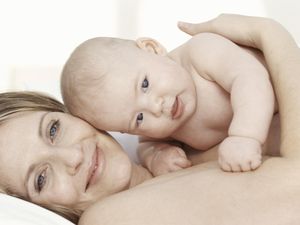 Ibu dan Bayi Skin to skin Sejam, Peluang Sukses ASI Eksklusif Meningkat