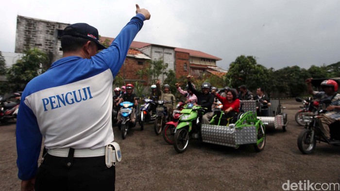 Penyandang disabel mengikuti ujian pembuatan Surat Izin Mengemudi di Satauan Pelayanan Administasi SIM, Daan Mogot Jakarta Barat, Sebanyak 40 disabilitas dan 185 tuna rungu mengkuti ujian pembuatan SIM D Khusus. Agung Pambudhy/Detikcom.