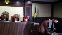 Suryadharma berdiskusi dengan kuasa hukumnya.