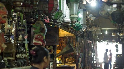 Nostalgia Masa Lalu Lewat Barang Antik di Pasar Triwindu, Solo
