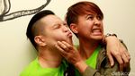 Kocak! Begini Kemesraan Ernest Prakasa dan Istri