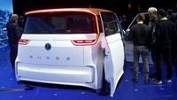 Mobil yang terlihat seperti Kombi versi mutakhir ini merupakan mobil VW pertama yang menggunakan platform Modular Electric Drive Kit (MEB). Foto: REUTERS/Steve Marcus