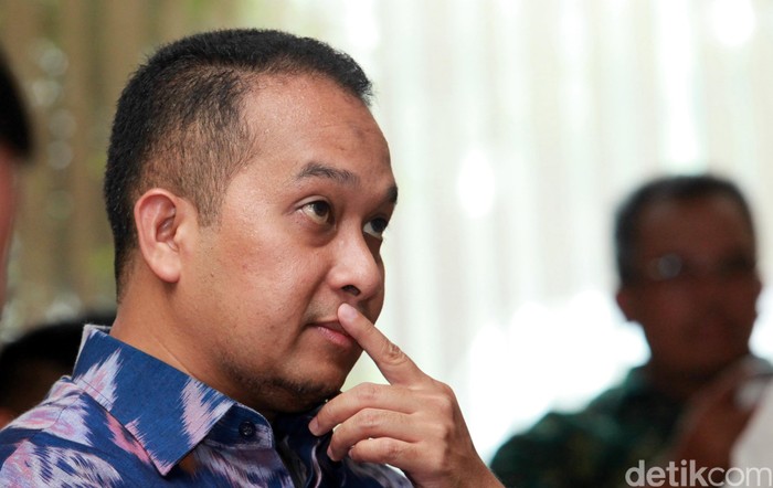Velix Wanggai yang bernama lengkap Velix Vernando Wanggai (lahir di Jayapura, Papua, 16 Februari 1972; umur 43 tahun) adalah seorang aktivis, ahli hubungan internasional dan politisi Indonesia. Ia resmi diangkat menjadi Staf Khusus Presiden pada 20 November 2009. Ia dipercaya oleh Presiden Susilo Bambang Yudhoyono untuk menjadi staf khusus yang bertugas membantu memberi masukan pada presiden tentang hal-hal yang berhubungan dengan pembangunan daerah dan otonomi daerah di Indonesia. Sebelumnya, Velix berkarier sebagai Staf Perencana pada Direktorat Kawasan Khusus dan Daerah Tertinggal, Badan Perencanaan Pembangunan Nasional (Bappenas)