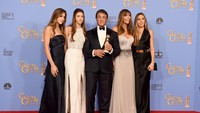 Sylvester sepertinya sangat bangga bisa membawa Golden Globe lewat film yang diproduserinya itu. Kevin Winter/Getty Images/detikFoto.