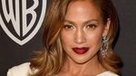 Hot in White! Jennifer Lopez Tetap Wow di Usia 46 Tahun
