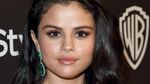 Cantiknya Selena Gomez Dibalut Dress Putih