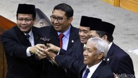 Empat pimpinan DPR lainnya tetap pada posisinya masing-masing mendampingi Akom. (Foto: Lamhot Aritonang)