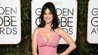 Aksesori anting, gelang dan cincin berlian melengkapi penampilannya. Jason Merritt/Getty Images/detikFoto.