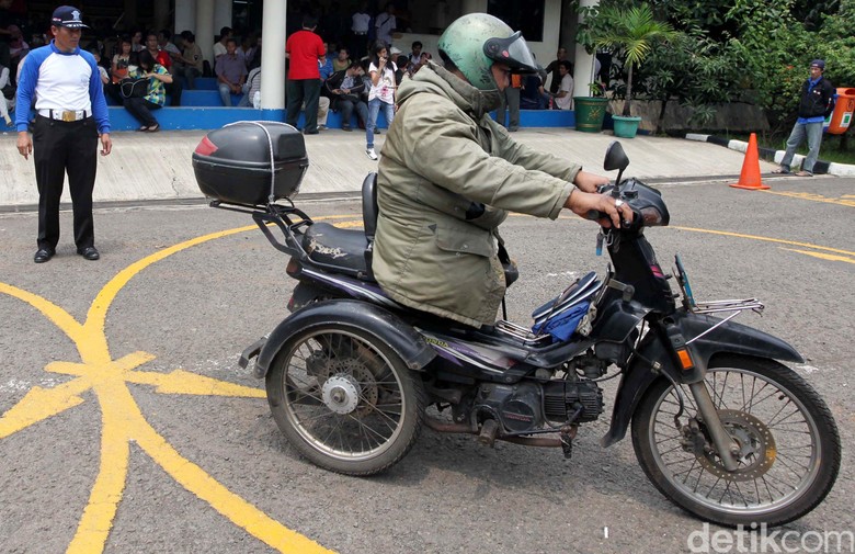 Ujian SIM Khusus untuk Disabilitas. Foto: Agung Pambudhy Ujian SIM Khusus untuk Disabilitas. Foto: Agung Pambudhy