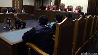 Suryadharma mendengarkan vonis yang dibacakan mejelis hakim.