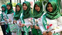 Para kader itu juga memakai selempang bertuliskan PPP dari berbagai daerah.