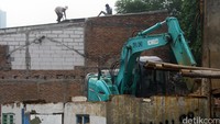 Alat berat juga dikerahkan dalam pembongkaran ini.